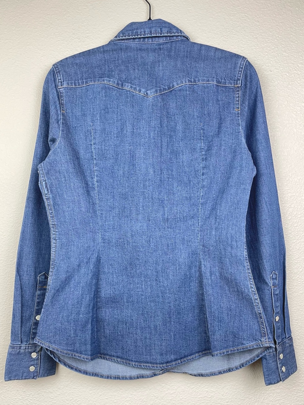 Levi's Women's XS Tailored Fit Classic Denim Western Shirt Blue Pearl Snaps Blue - Picture 14 of 16